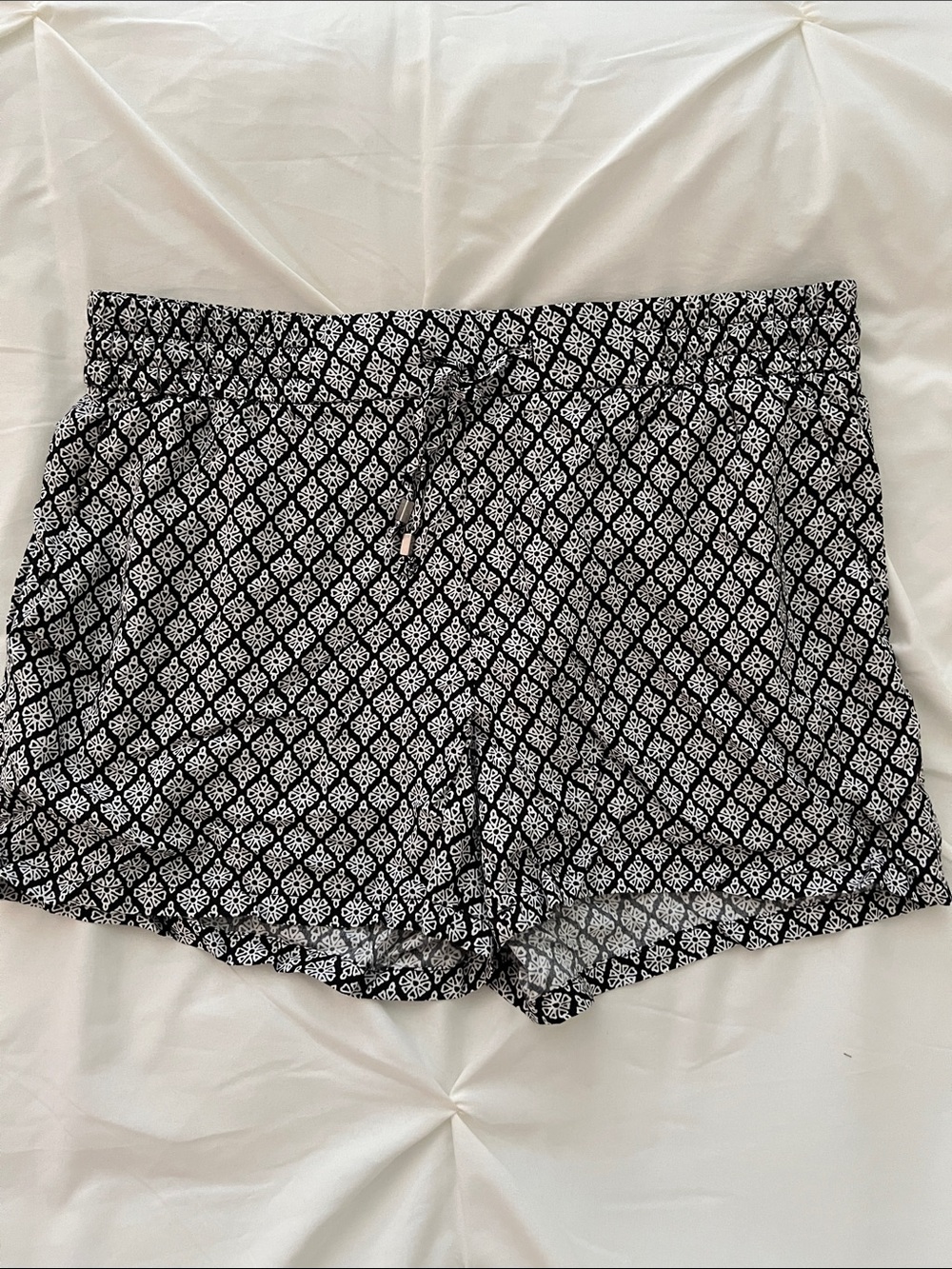Old Navy 3” Black & White Geometric High-Waist Women’s Shorts